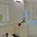 Close דירה